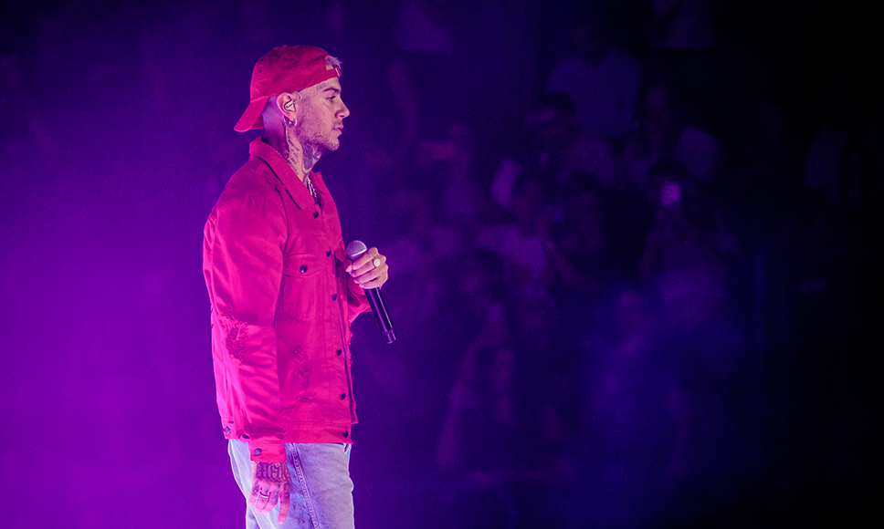 Il rapper Emis Killa durante un concerto.