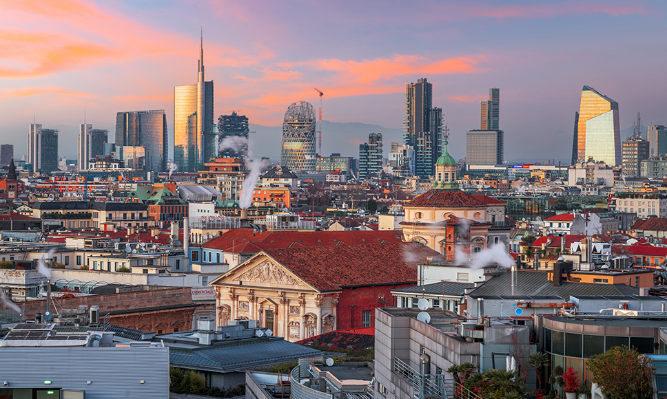 Panorama di una città, con palazzi residenziali e grattacieli sullo sfondo.
