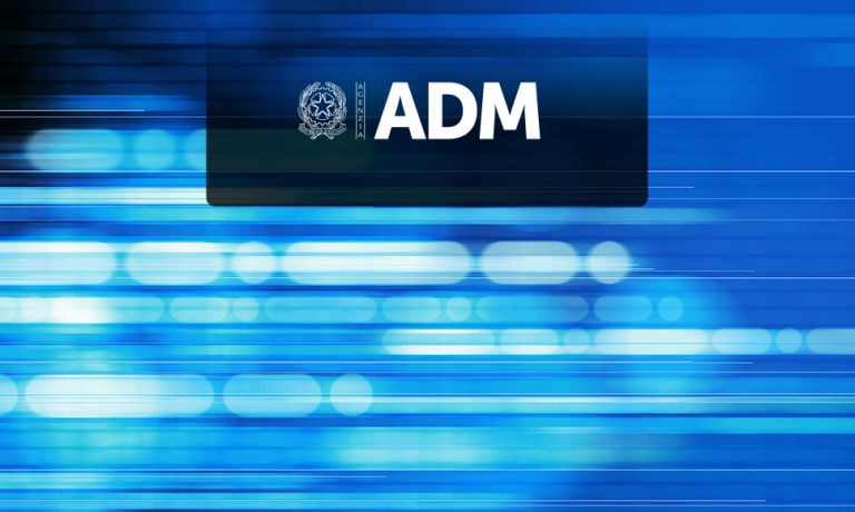 Logo di ADM, l’Agenzia delle Dogane e Monopoli, con sfondo colorato. 