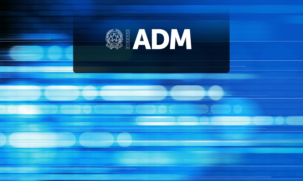 Logo di ADM, l’Agenzia delle Dogane e Monopoli, con sfondo colorato.