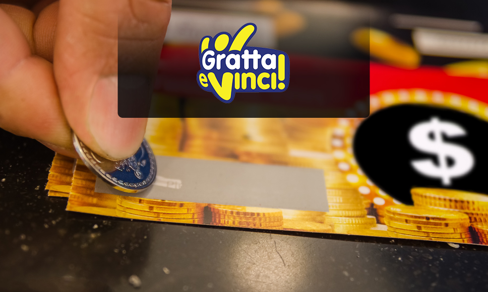 Logo Gratta e Vinci con mano che gratta la patina dell’area di gioco su un biglietto.