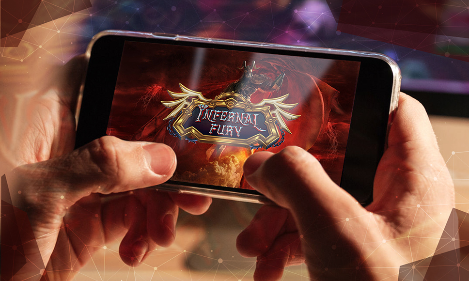 Mani che reggono uno smartphone con il logo della slot Infernal Fury.
