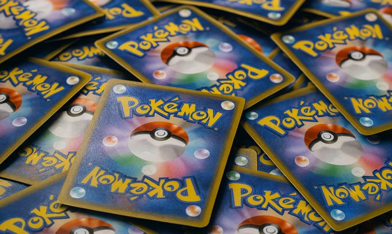 Alcune carte Pokemon a simboleggiare le truffe ai collezionisti.