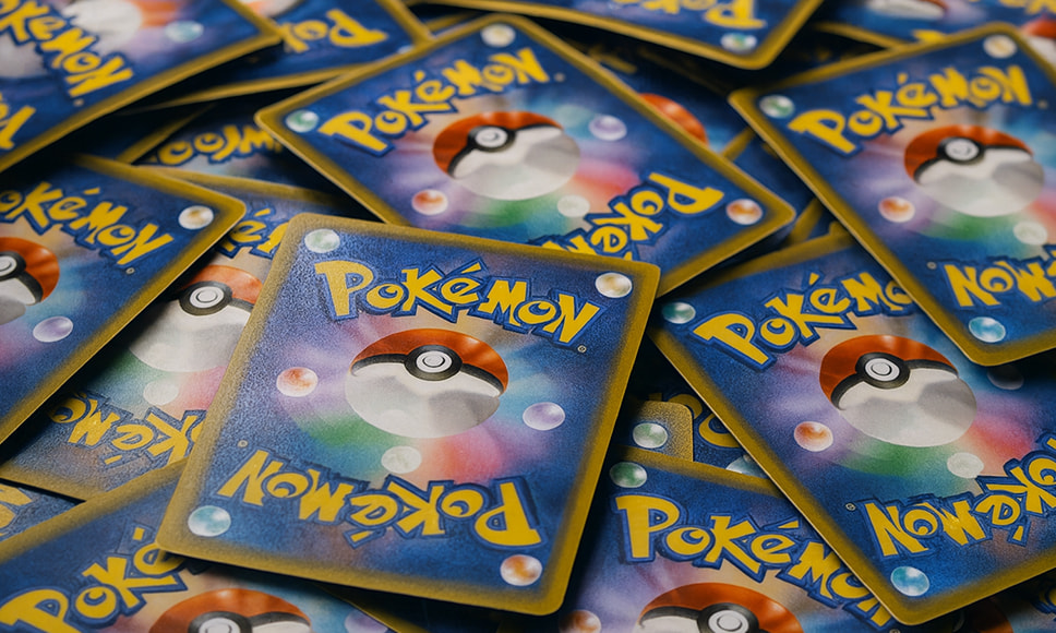 Alcune carte Pokemon a simboleggiare le truffe ai collezionisti.
