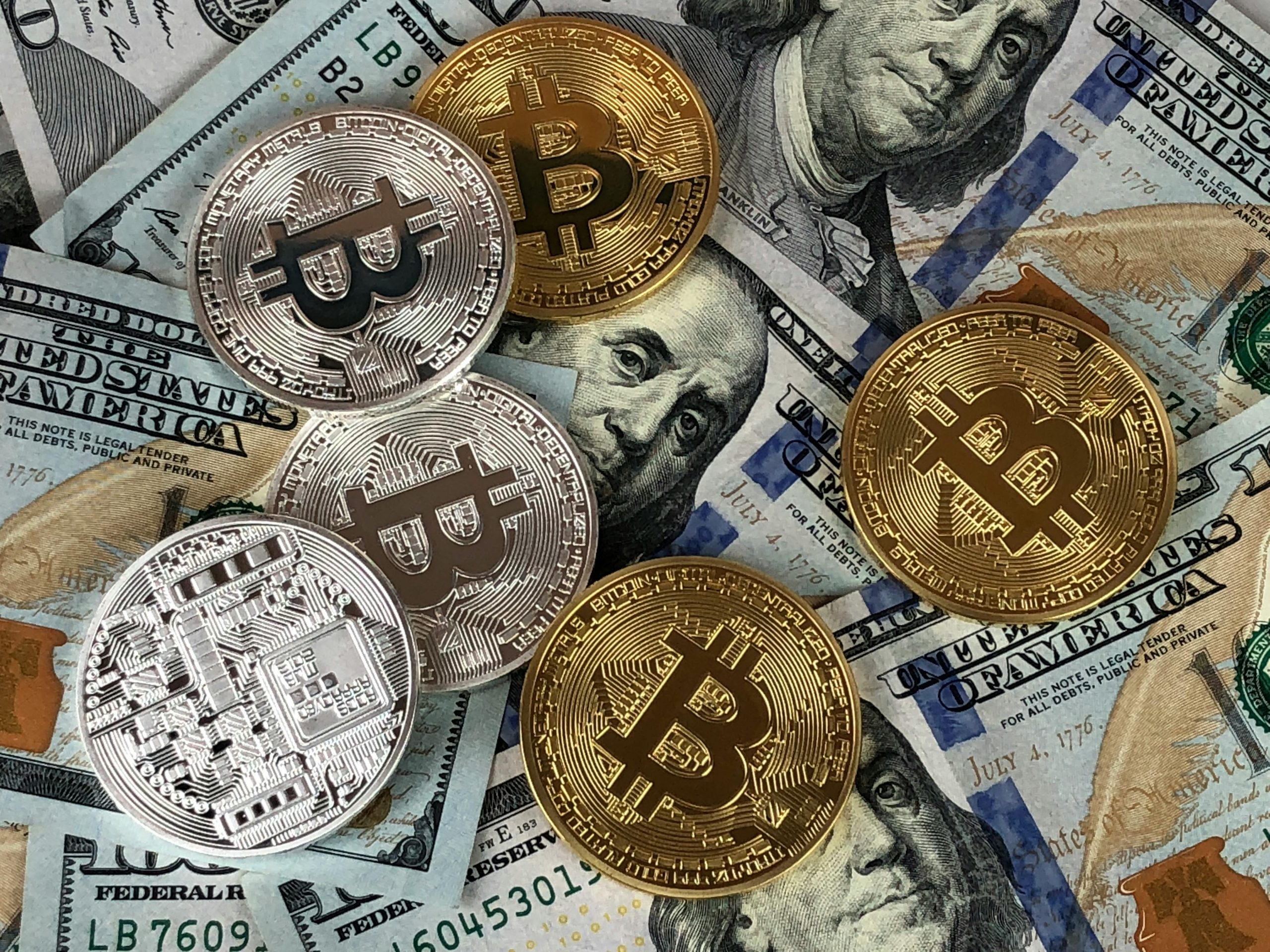 Monete Bitcoin e banconote in Dollari