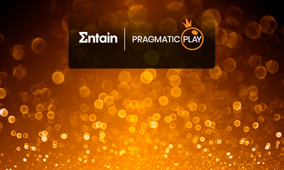 Logo Entain e Logo Pragmatic Play su sfondo colorato.