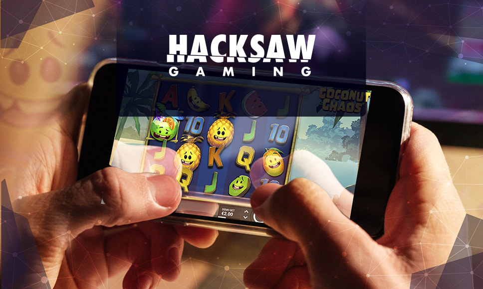Logo Hacksaw Gaming e una partita alla slot Coconut Chaos da mobile.