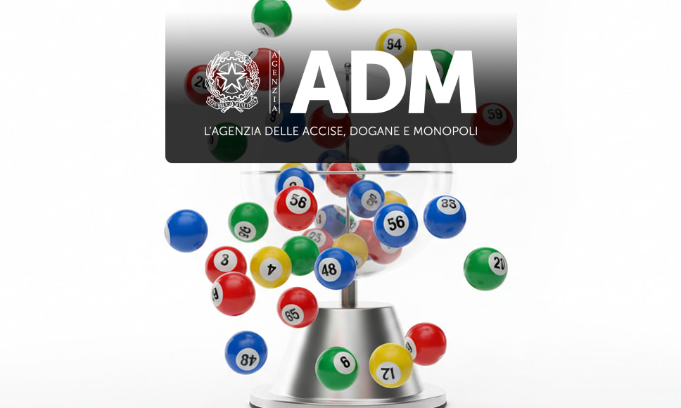 Logo ADM, l’Agenzia delle Dogane e Monopoli e palline del bingo.