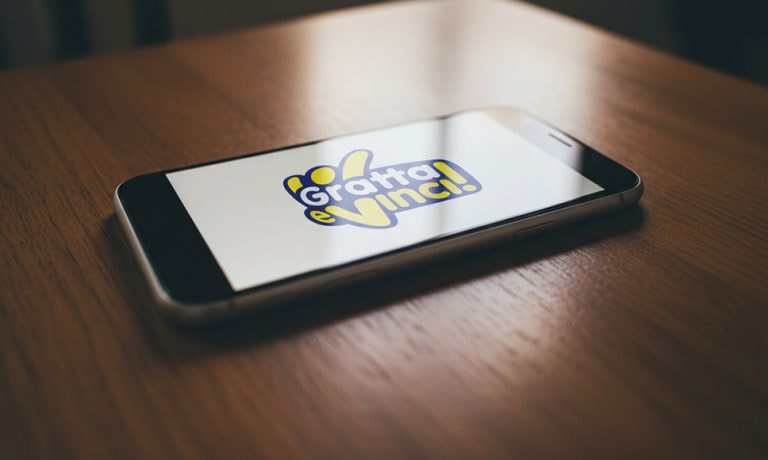 Logo del Gratta e Vinci sullo schermo di uno smartphone. 