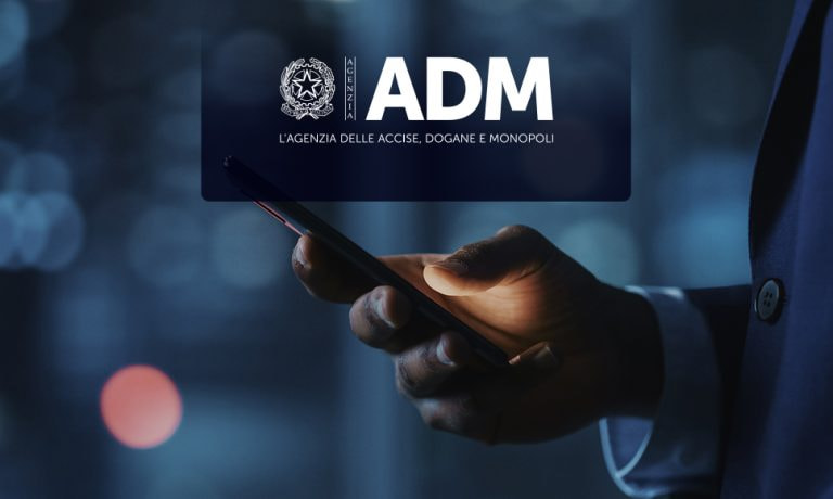 Logo ADM, l’Agenzia delle Dogane e dei Monopoli e persona che usa uno smartphone.