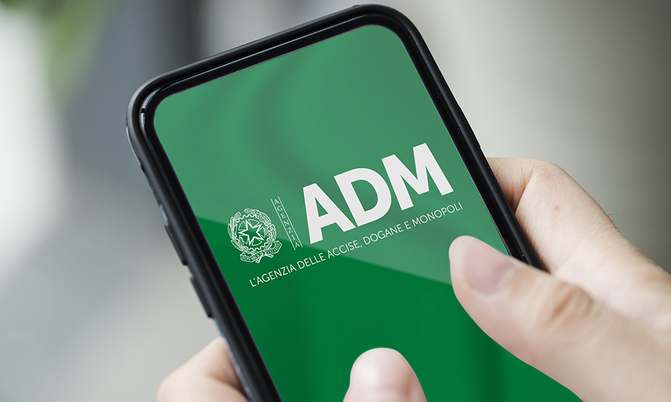 Logo e bollino di ADM, l’Agenzia delle Dogane e Monopoli su uno smartphone. 