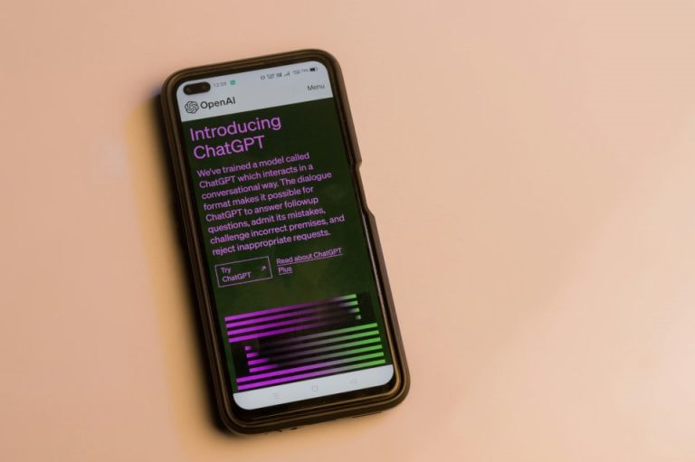 Smartphone con clausole di ChatGPT