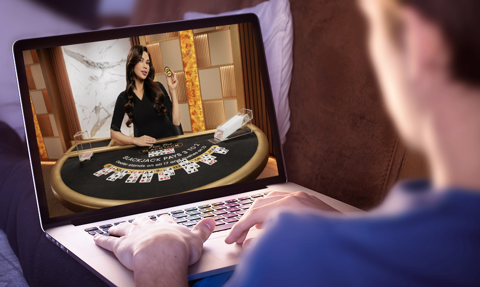 Utente con laptop durante una partita al gioco di casinò live Free Bet Blackjack.