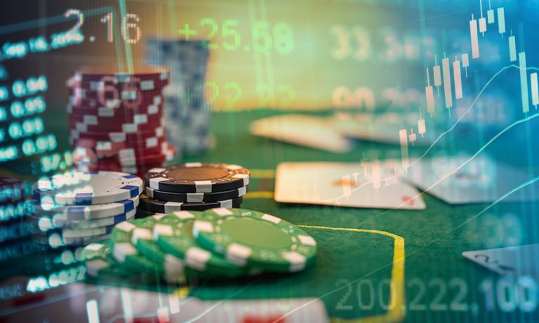 Fiches da casinò, carte da poker e grafici con numeri.