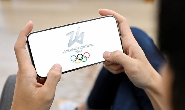 Smartphone con il logo delle Olimpiadi Invernali Milano-Cortina 2026.