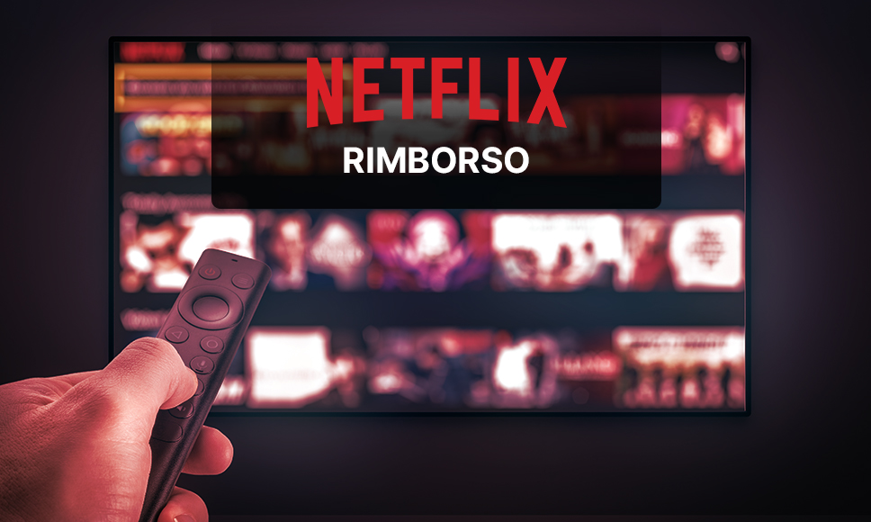 Logo Netflix, scritta “rimborso” e mano con telecomando davanti a una TV.