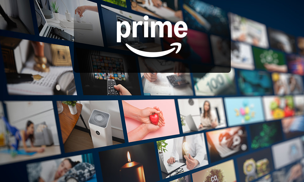 Logo Amazon Prime su un mosaico di tante immagini di prodotti.