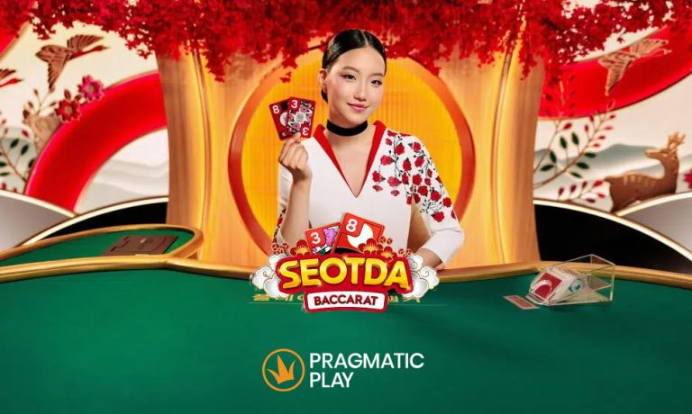 Logo di Seotda Baccarat, logo Pragmatic Play e dealer con carte in mano.