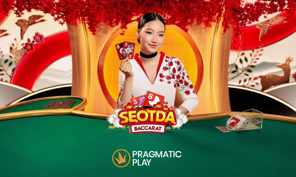 Logo di Seotda Baccarat, logo Pragmatic Play e dealer con carte in mano.