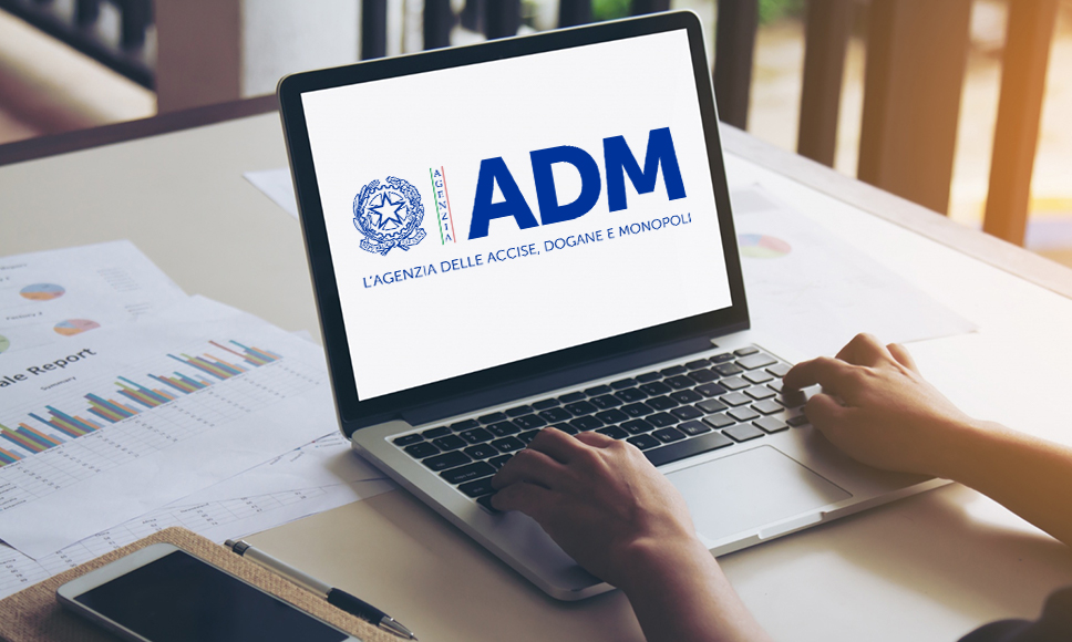 Laptop e logo ADM