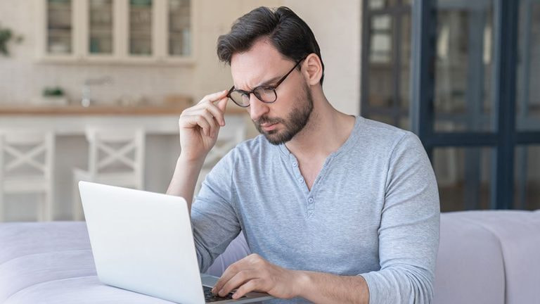 Uomo con laptop